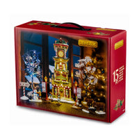 The Village Square Clock Tower Set - Torre con Orologio Villaggio Natalizio 15 pz con Personaggi e Alimentatore