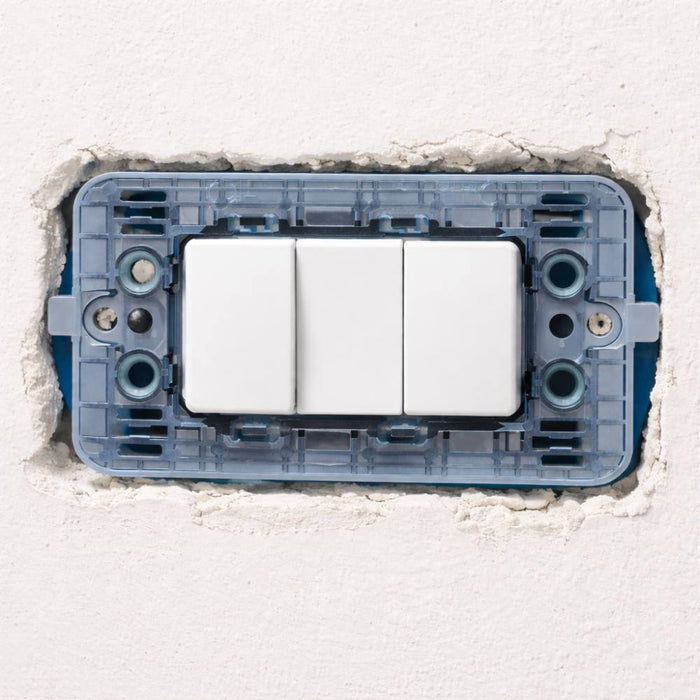 Biesse supporto per placche compatibili con bticino matix diverse modulazioni *** numero posti 3 posti, confezione 1