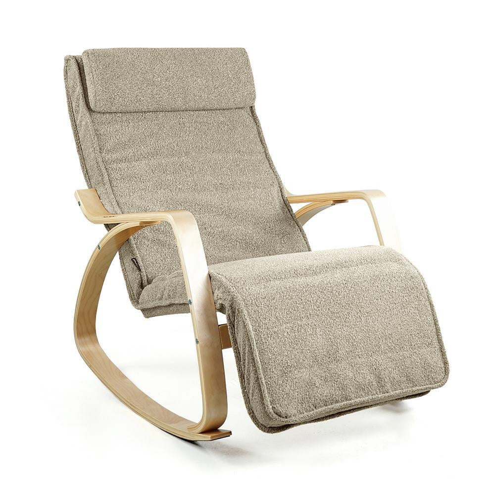 Sedia a dondolo in bouclè beige con braccioli in legno e poggiapiedi