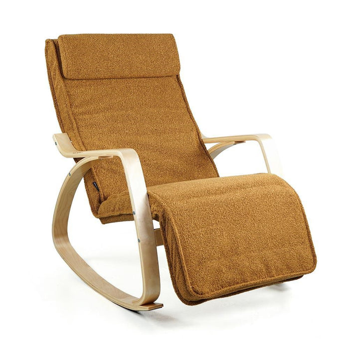 Sedia a dondolo in bouclè ocra con braccioli in legno e poggiapiedi