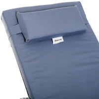 Set 2 Lettini Sdraio e 1 Tavolino da Giardino con Materassini Imbottiti e Ruote, in Polyrattan, Grigio