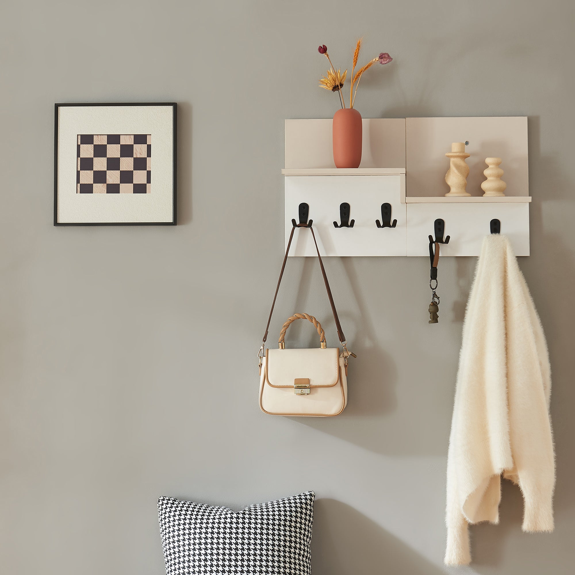 Appendiabiti a Parete Botaruvn con Ripiani e Ganci Doppi 34 x 59 x 13 cm - Beige / Bianco [en.casa]