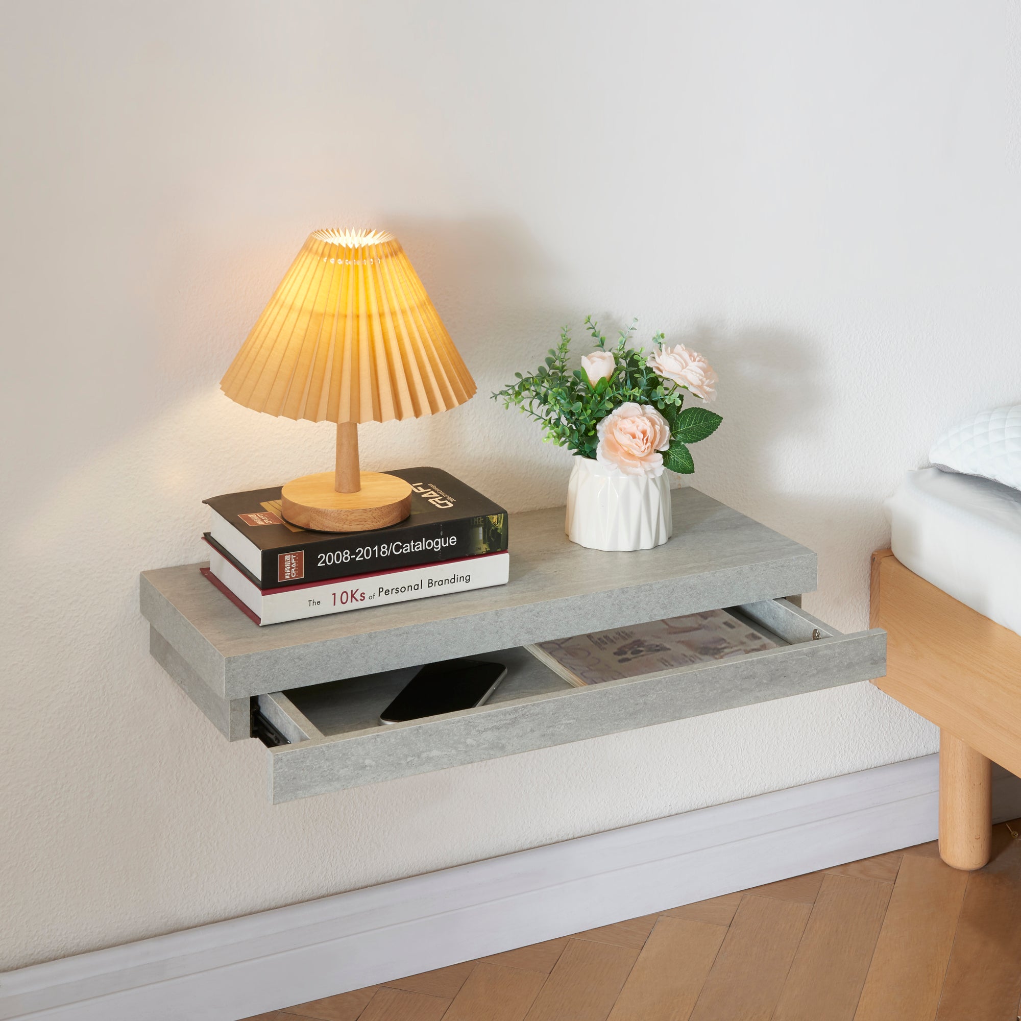 Mensola Karkkila con Cassetto Integrato Comodino Sospeso 60 x 23,5 x 8 cm Effetto Cemento [en.casa]