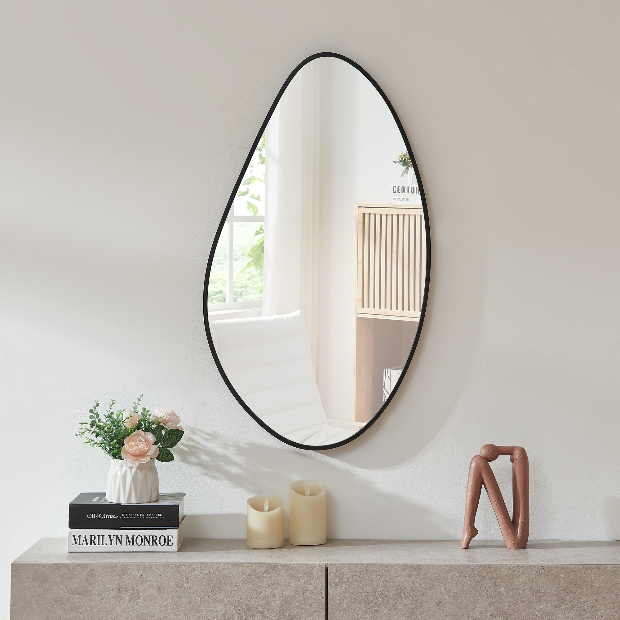 Specchio da Parete Orland con Cornice Irregolare 82x46 cm Nero [en.casa]