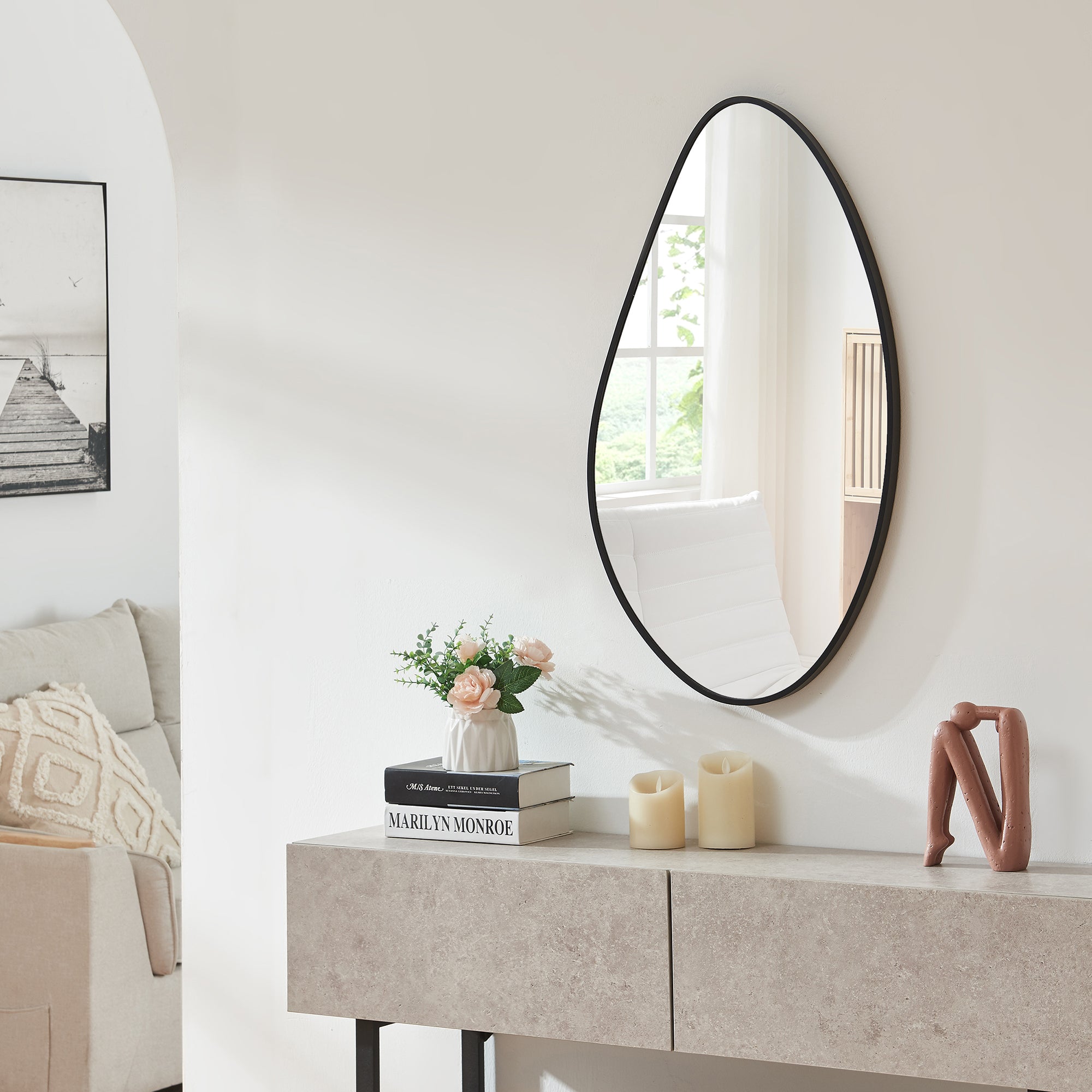 Specchio da Parete Orland con Cornice Irregolare 82x46 cm Nero [en.casa]