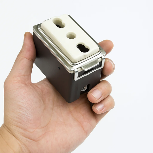 Presa bivalente marlavil 7079.n serie venus per impianti domestici