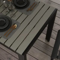 Set da Giardino con Tavolo e 4 Sedie Impilabili in Acciaio e Doghe in Plastica, Nero