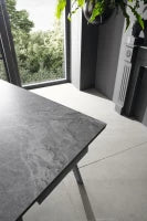 E-STYLO Tavolo allungabile con top marmo grigio in ceramica e gambe in metallo bianco, 80cm X 140/200cm H. 76cm.