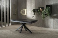 E-STYLO Tavolo allungabile con top in ceramica portoro e vetro temperato, gambe in metallo verniciato antracite, 90cm X 160 / 240cm H. 76cm.