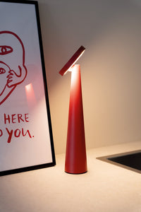 Zafferano Lampada da Tavolo Ricaricabile Angelina - Senza Fili, Testa Orientabile, Controllo Touch, Design Moderno per Interni - Colore Rosso