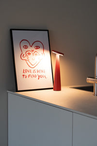 Zafferano Lampada da Tavolo Ricaricabile Angelina - Senza Fili, Testa Orientabile, Controllo Touch, Design Moderno per Interni - Colore Rosso