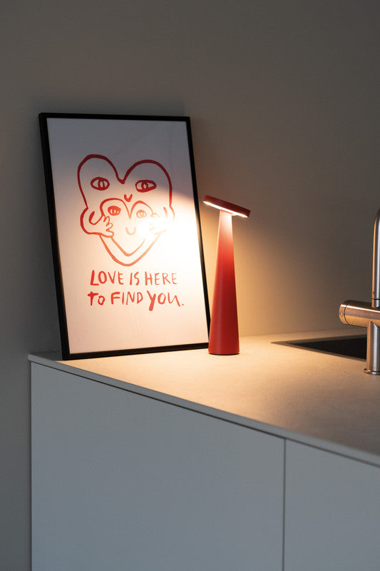 Zafferano Lampada da Tavolo Ricaricabile Angelina - Senza Fili, Testa Orientabile, Controllo Touch, Design Moderno per Interni - Colore Rosso