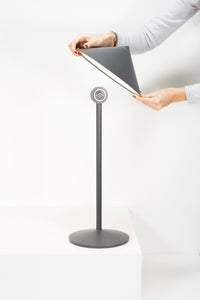 Zafferano Lampada da Tavolo Led Ricaricabile Pina L Desk - 6W, IP65, Dimmer Touch, Testa Magnetica, Design Moderno per Interni ed Esterni - Titanio