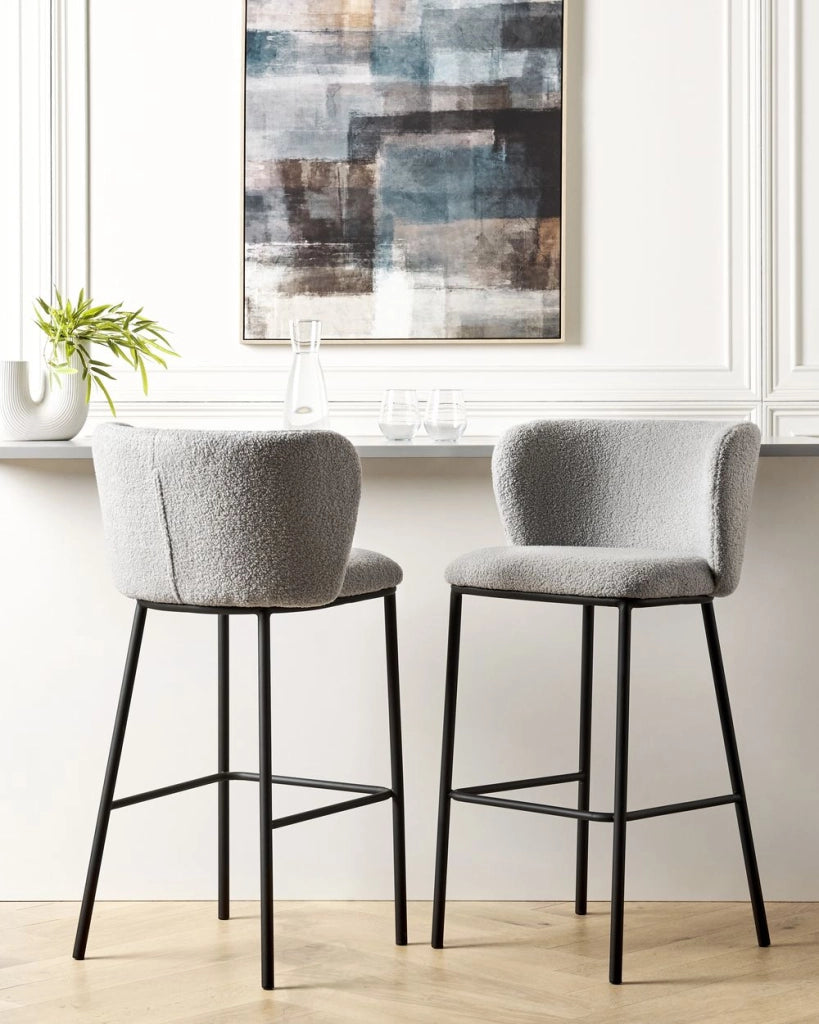 Set di 2 sedie da bar Rivestimento in bouclé grigio Gambe in metallo nero Sgabelli senza braccio Schienale curvo Sala da pranzo moderna Cucina