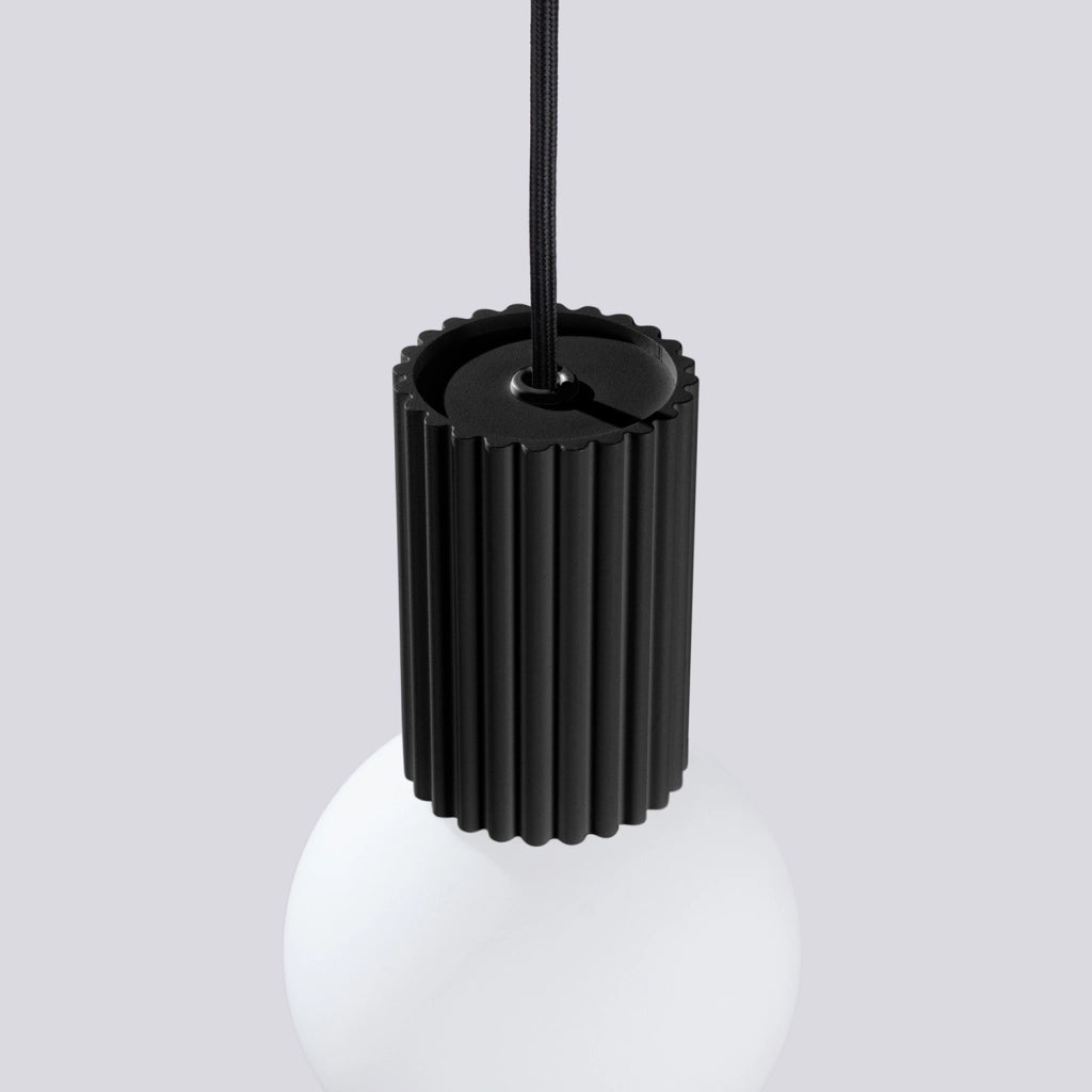 Lampada a sospensione nera, sfera bianca vetro rigato G9