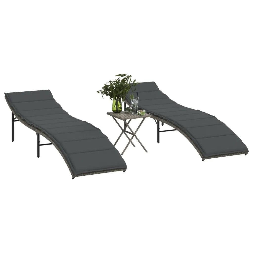Lettini Prendisole 2 pz con Tavolino Grigio in Polyrattan 368253