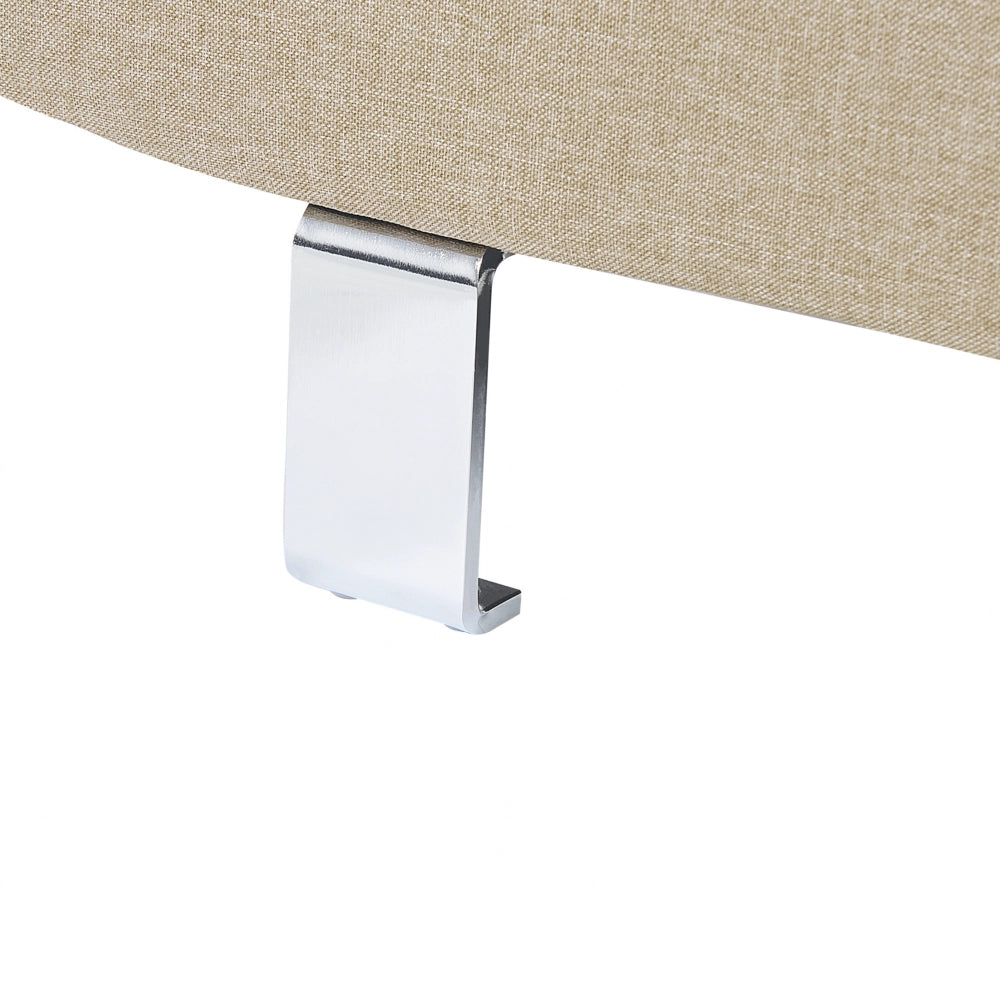 Divano angolare in tessuto beige chiaro con poggiatesta e braccioli regolabili a forma di L