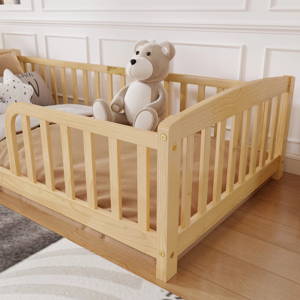 Letto a pavimento 90x200 cm per bambini con sponde di sicurezza in legno naturale