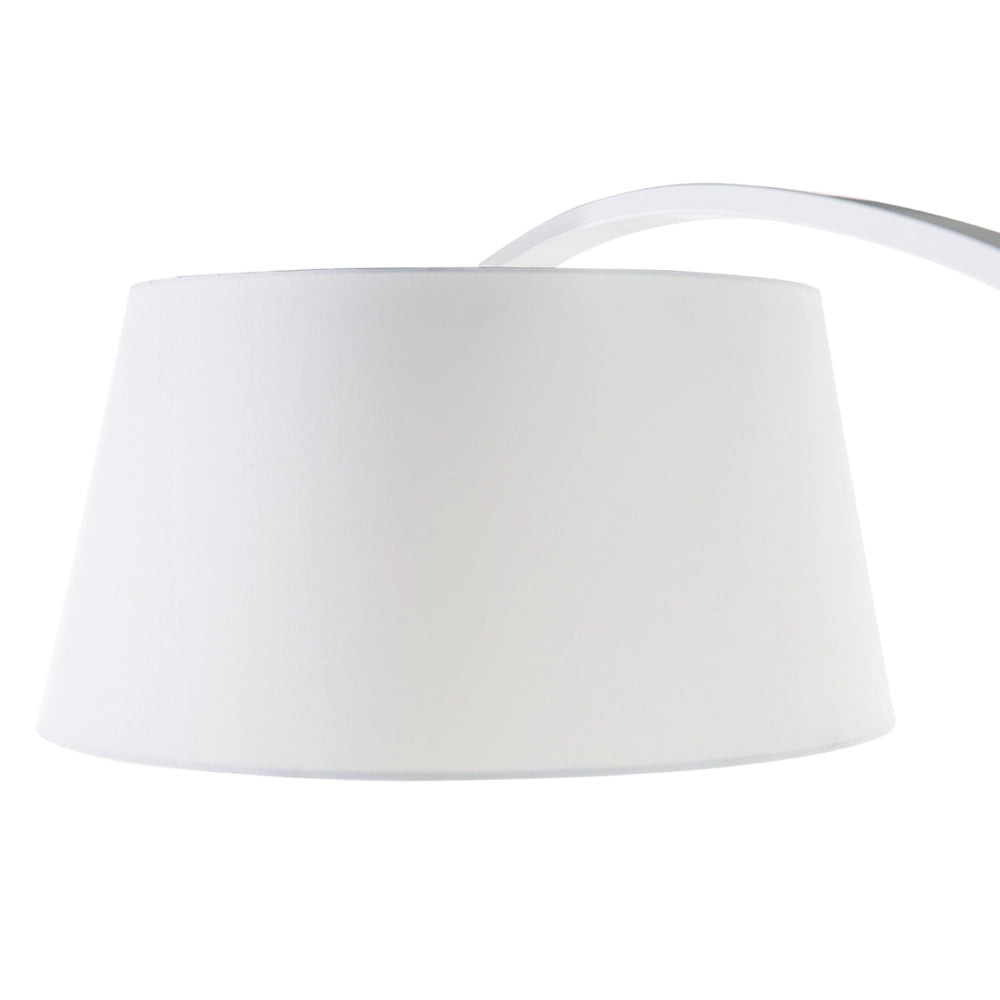 Lampada da terra in metallo bianco 234 cm con struttura curva paralume in policotone paralume a tamburo con base in marmo dal design moderno