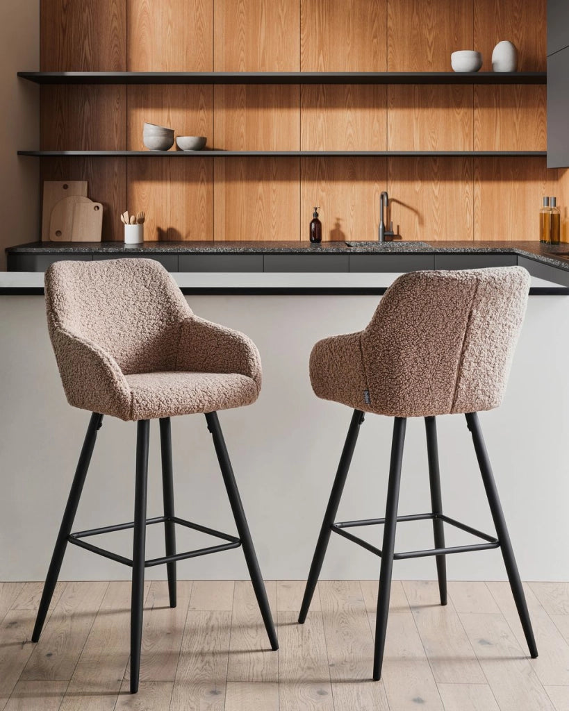 Set di 2 sgabelli da bar in tessuto bouclè tortora con seduta imbottita e gambe in metallo stile moderno soggiorno