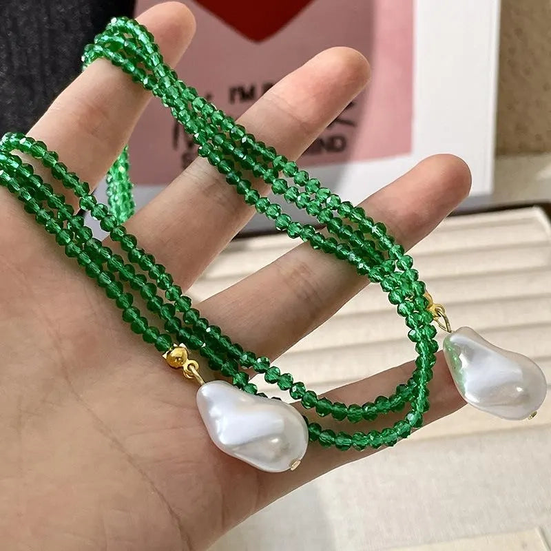 Collana artigianale con perle barocche e perline verde smeraldo
