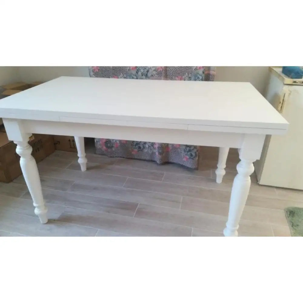 Tavolo da pranzo allungabile fino 220 cm con gambe tornite in legno massello e mdf con rifinitura in bianco opaco 140x80x75 H chiuso
