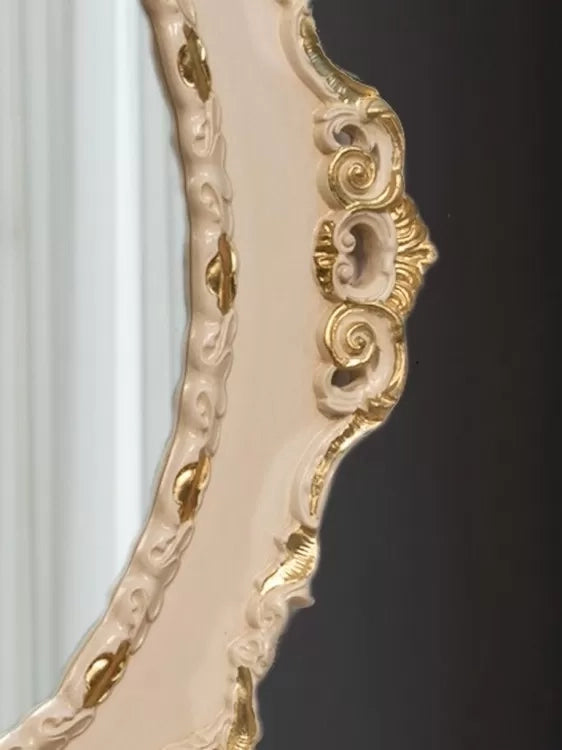 Mobili2g - specchiera sagomata laccata avorio con particolari foglia oro - misure: l.84 x h.104 x p.4