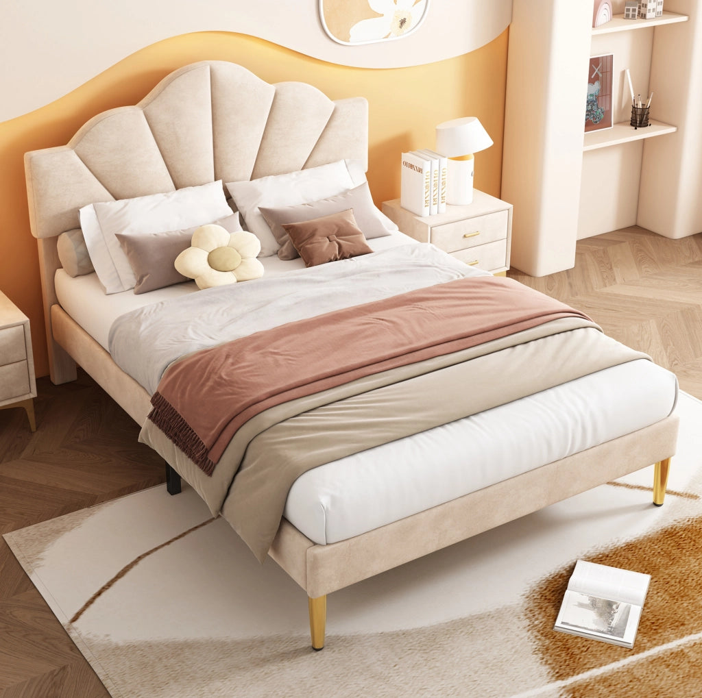 Letto matrimoniale imbottito 140x200 cm in velluto beige con testiera regolabile e piedini dorati