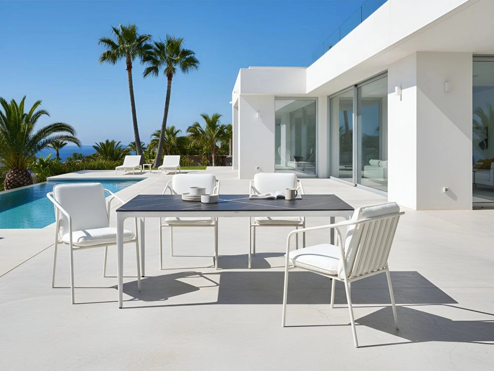 Tavolo da pranzo da giardino Piano in HPL marmo nero Telaio in alluminio bianco Resistente ai raggi UV all'acqua e alla ruggine Stile moderno del patio esterno