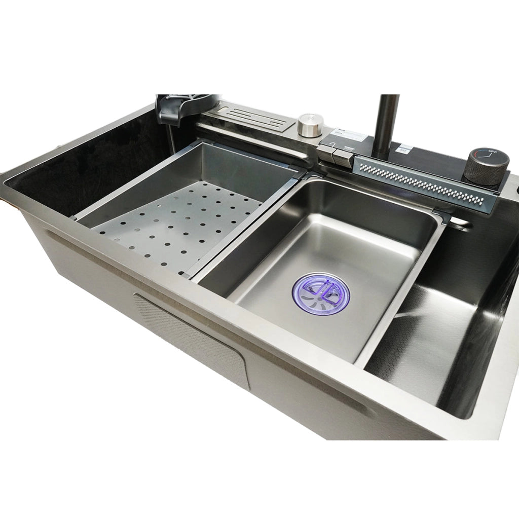 Lavello da cucina multifunzionale in acciaio inox con due rubinetti, display digitale della temperatura, funzione cascata, lavapentole, scolapiatti, vassoio, tagliere e accessori di scarico inclusi, dimensioni 75×46×23,5 cm.