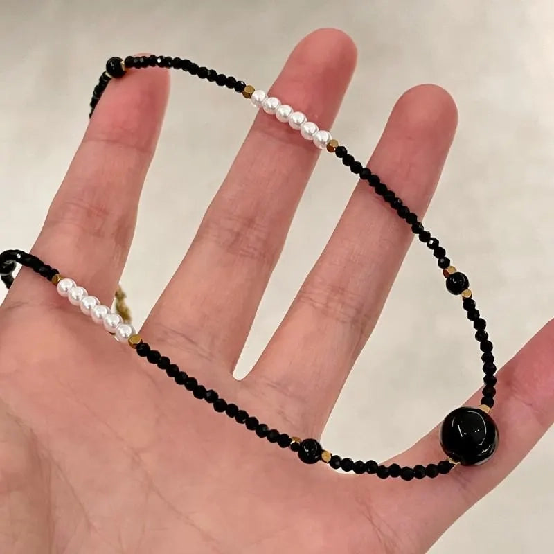 Collana fatta a mano con perle e cristalli neri, regalo di Natale o compleanno.