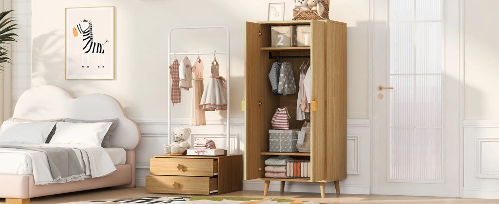 Scaffale a doppia anta con ampi vani interni e maniglie a forma di cartone in MDF colore legno 70 × 55 × 170 cm