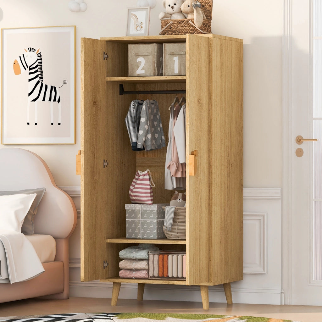 Scaffale a doppia anta con ampi vani interni e maniglie a forma di cartone in MDF colore legno 70 × 55 × 170 cm