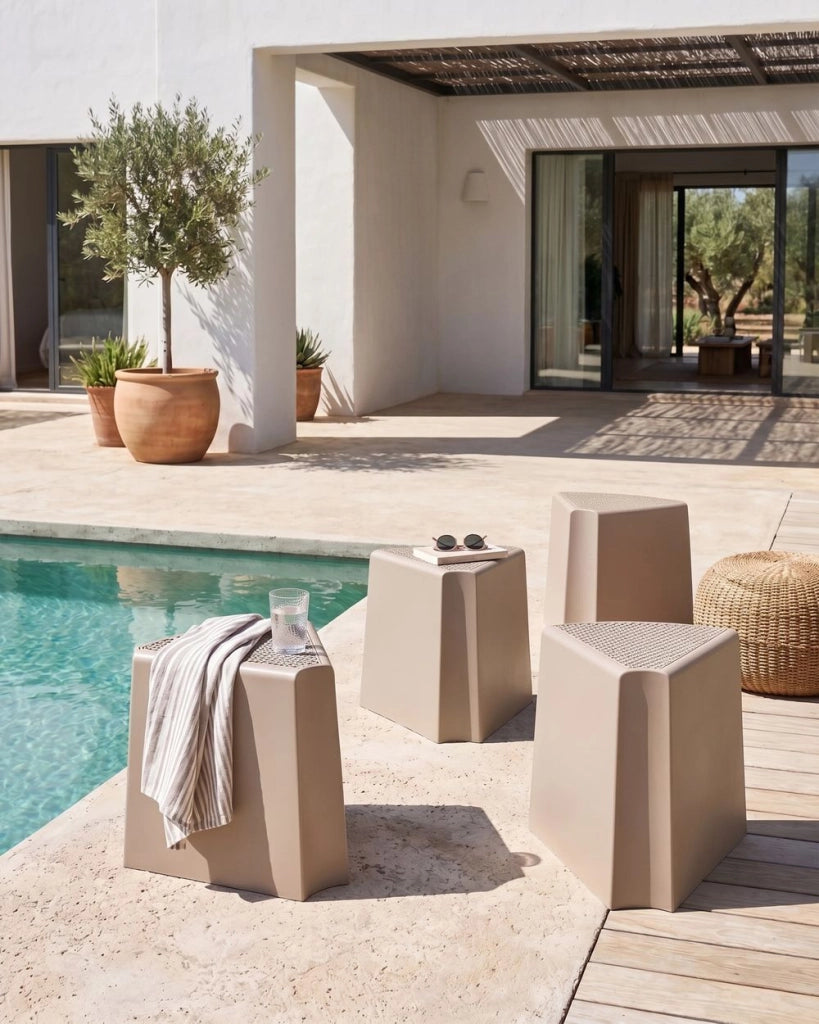 Set da 4 sgabelli da giardino in materiale sintetico beige sedute aggiuntive per patio poggiapiedi impilabili