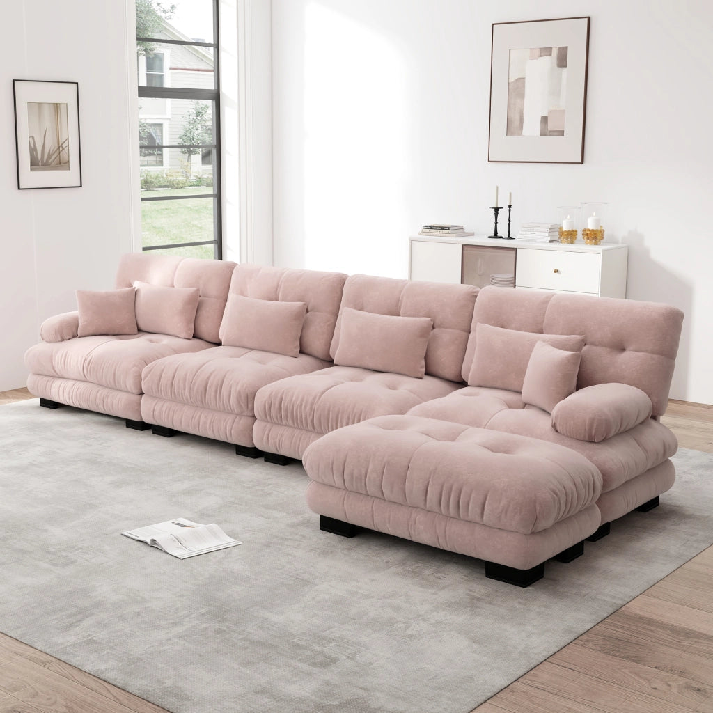Divano angolare modulare in ciniglia con pouf mobile, cuscini decorativi e seduta comfort per soggiorno rosa