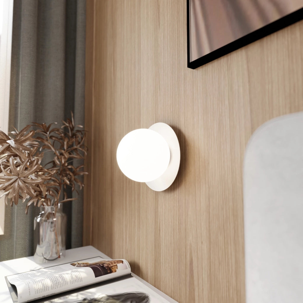 Lampada Da Parete Contemporanea Ippolita 1 Luce In Acciaio Bianco E Vetro Opalino