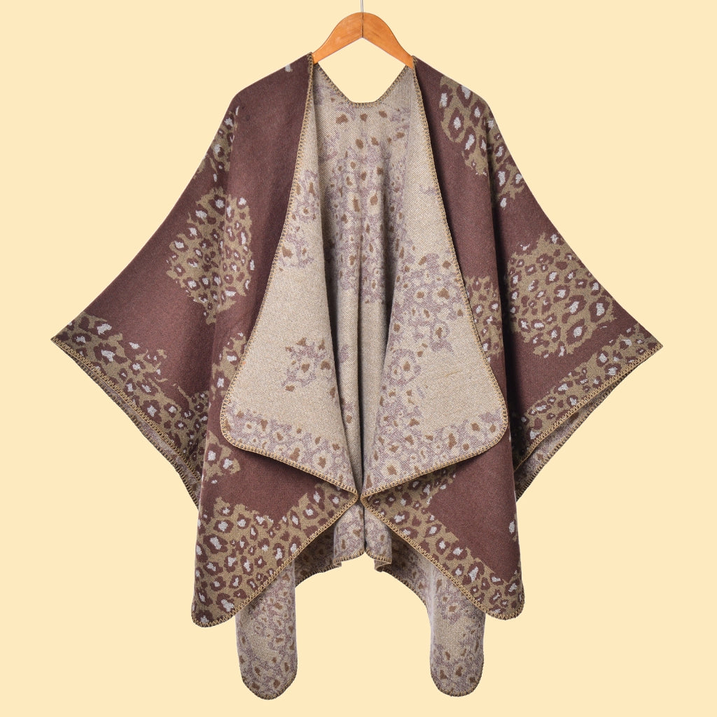 Elegante e classico scialle con spacco e stampa leopardata a blocchi di colore.