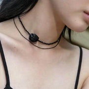 Collana con rosa e perline di cristallo nero: gioiello gotico fatto a mano, idea regalo