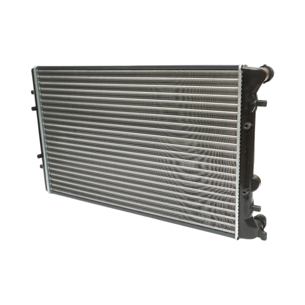 Radiatore raffreddamento acqua motore – VW, Audi, Opel, Seat, Skoda (motori 1.4 – 2.5 Diesel) Dimensioni: 650 × 414 × 23 mm Codici OEM: VW1J0121253AB, 1J0121253N, 1924001979
