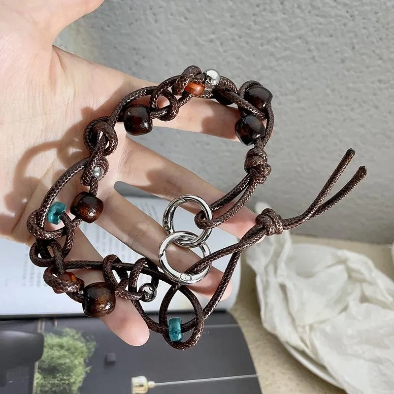 Collana fatta a mano con perline di legno marrone: cordino in pelle regolabile