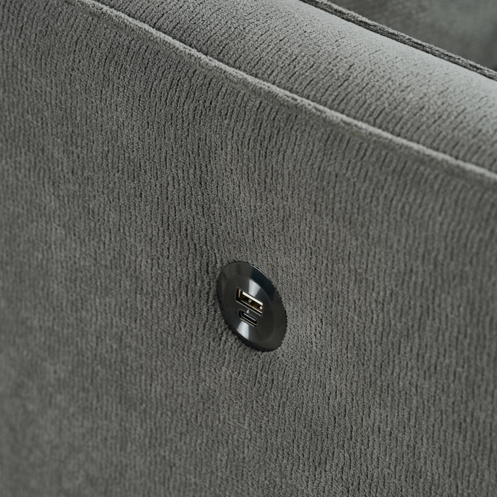 Divano a due posti con porta USB e braccioli sagomati, in tessuto e legno grigio scuro 135 × 72 × 85 cm
