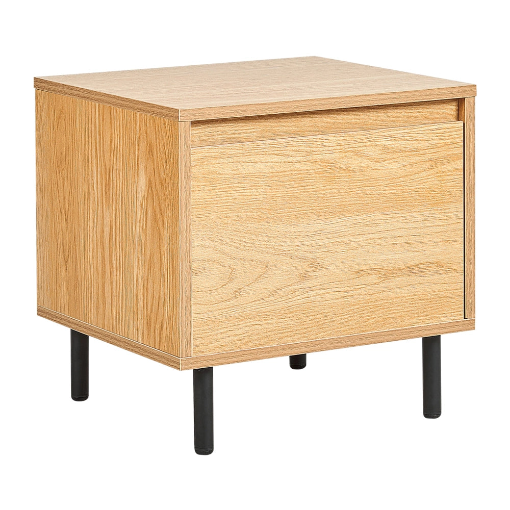Comodino in truciolato di legno chiaro con 1 cassetto in metallo con gambe nere, minimalista e contemporaneo.