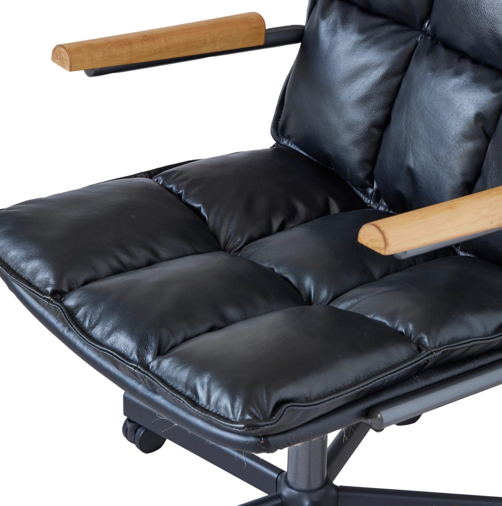 Sedia da ufficio girevole 360° in pelle nera con rotelle silenziose e braccioli in legno