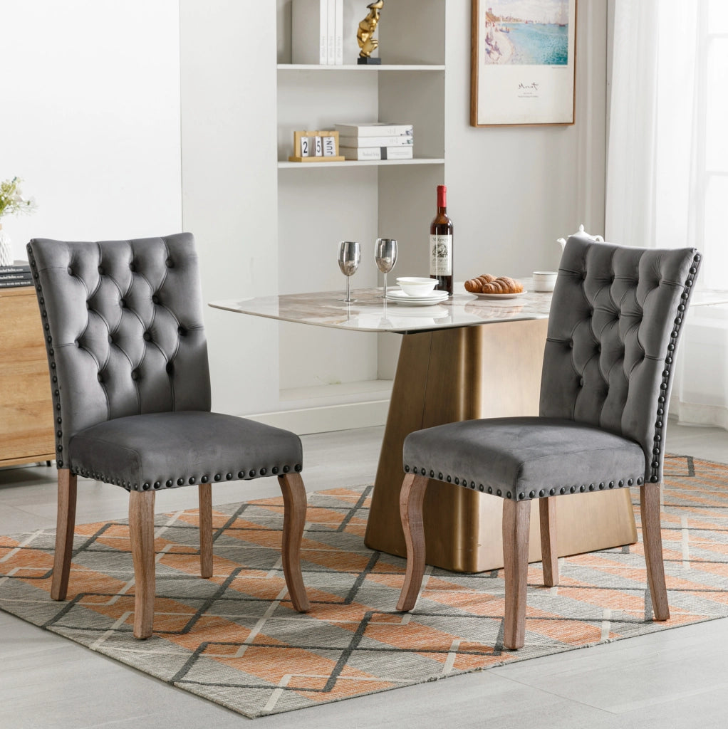 Sedia da pranzo in velluto grigio con schienale decorativo; struttura in legno massello