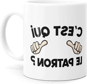 Tazza divertente con iscrizione "C'è chi è il capo" - Idea regalo divertente per amici, coppie, innamorati, colleghi, fratelli, sorelle - Compleanno, Natale - Tazza dino che ride l'orologio da sveglia 

Modello: Dino Mugs Laughing the Alarm Clock