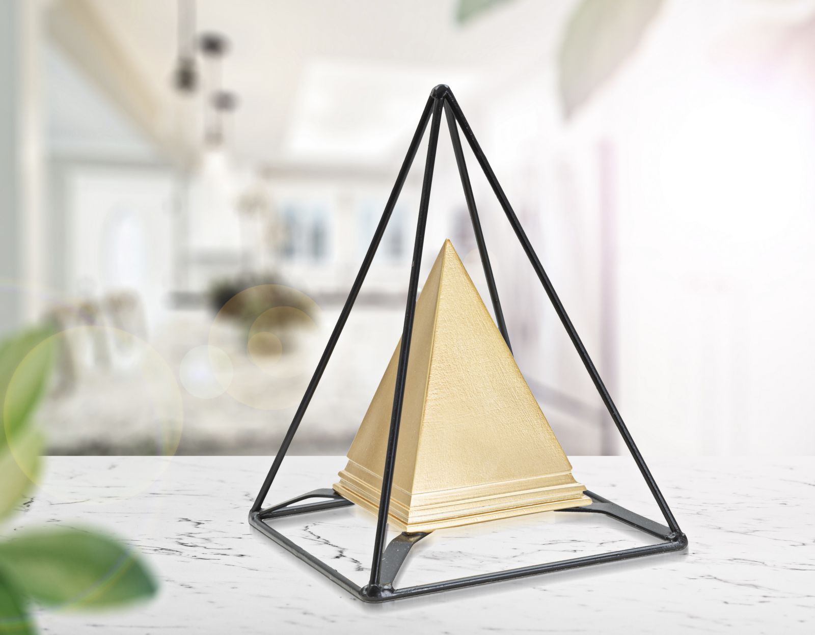 Piramide Oro con Ferro 15x15x21 cm in Poliresina e Ferro