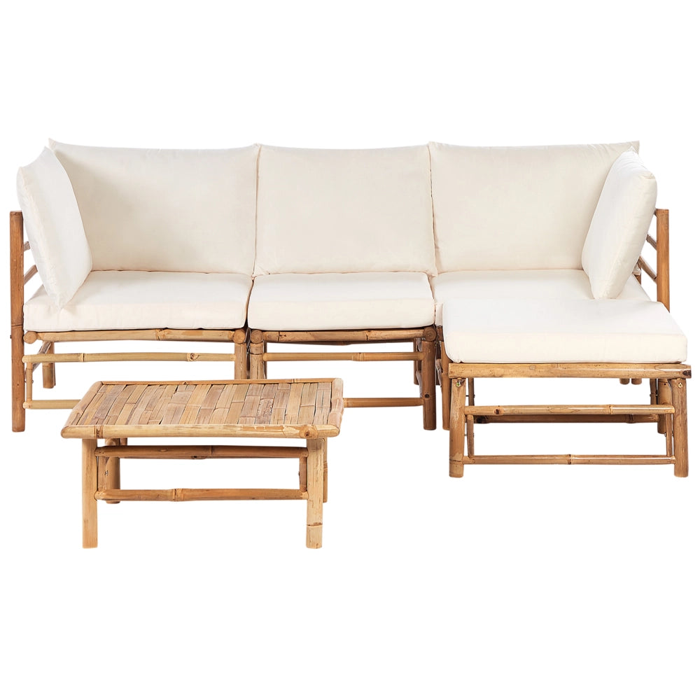 Set da giardino angolare composto da divano 2 posti 2 poltrone e tavolino in bambù bianco sporco con cuscini bianchi stile elegante esterno