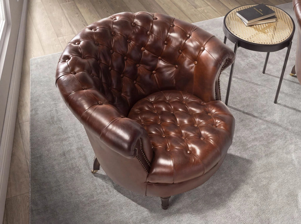 Poltrona Chester con seduta circolare in pelle marrone cognac