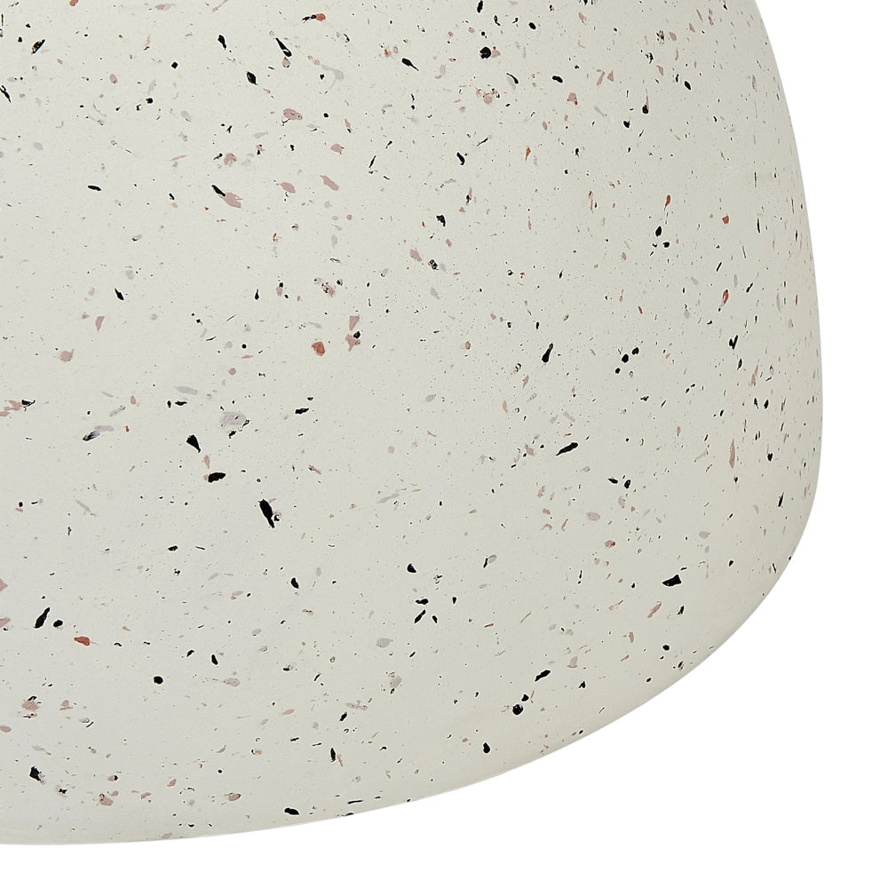 Tavolino d'accento bianco sporco con effetto terrazzo in fibra di vetro MgO con piano rotondo a forma di clessidra resistente alle macchie UV