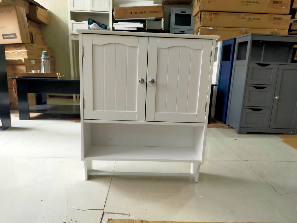 Armadio bagno da parete bianco con ripiano regolabile e porta asciugamani, mobile contenitore salvaspazio in MDF